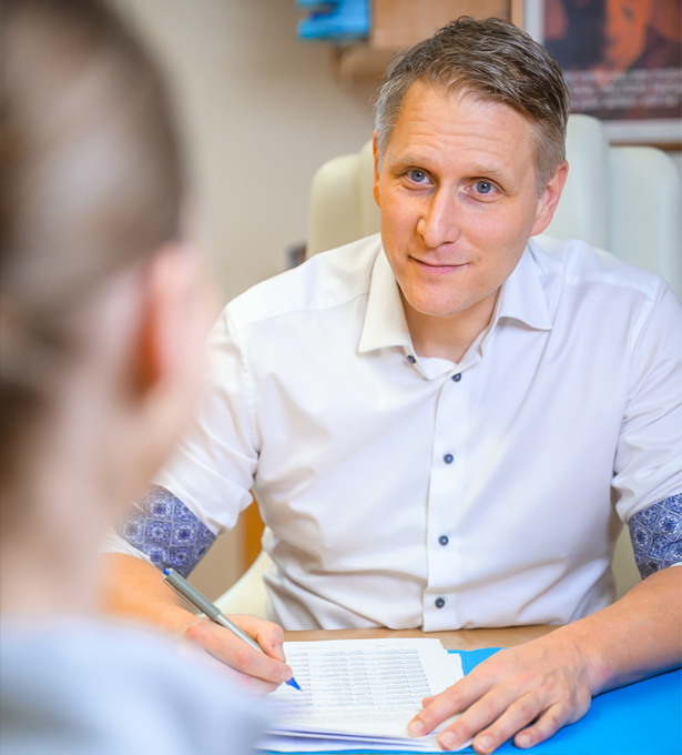 Beratungsgespräch mit Dr. Schmidt zur individuellen Therapieplanung